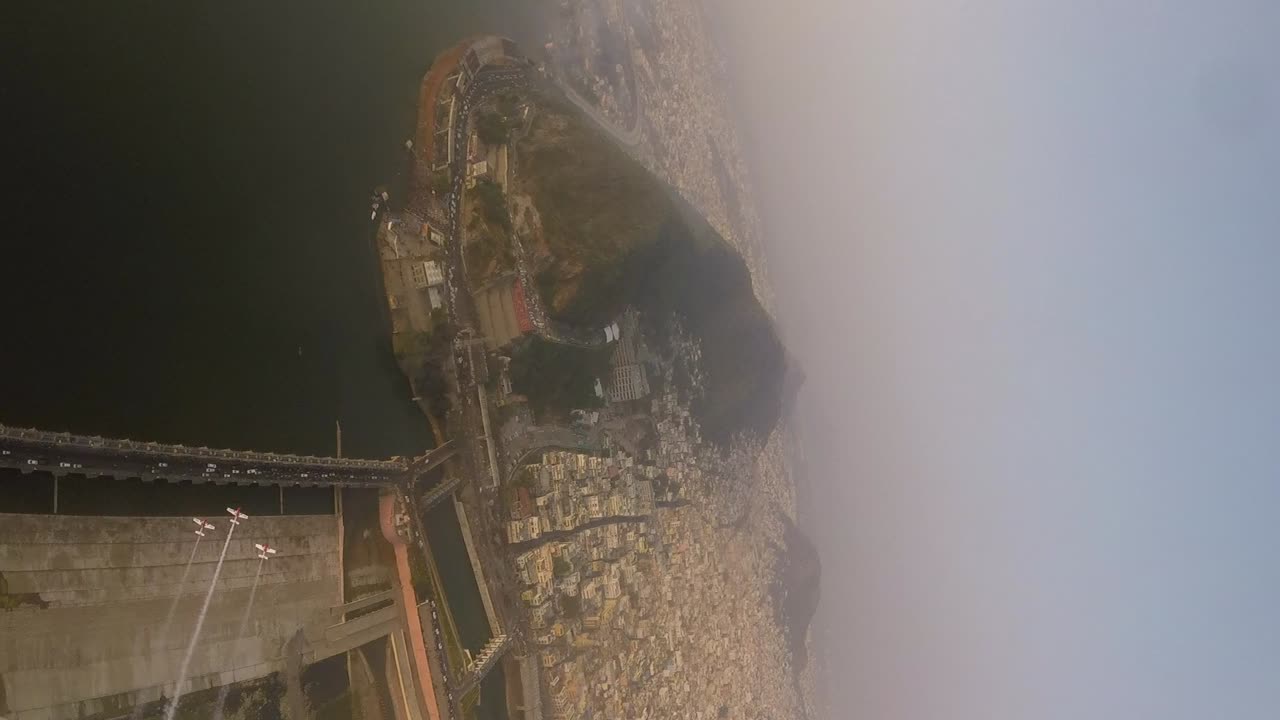 raro: imágenes aire-aire únicas de un avión acrobático que realiza acrobacias aéreas: exhibición aérea pública en la orilla del río.