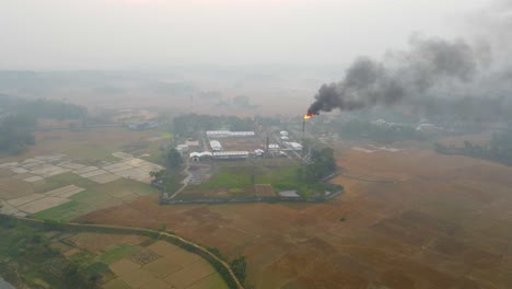 La-Refinería-De-Gas-Natural-Libera-Desechos-Tóxicos-A-La-Atmósfera-Cerca-De-Las-Tierras-De-Cultivo