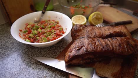 ensalada de guacamole con delicioso rosbif listo para servir