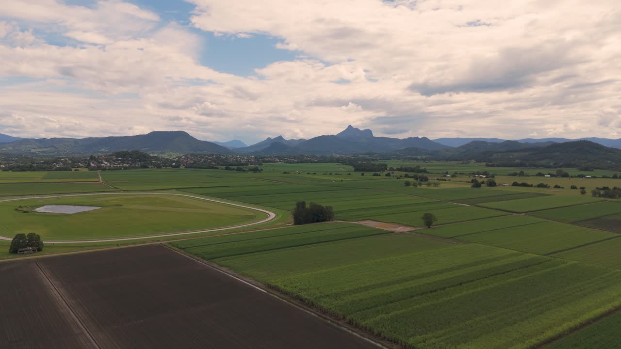과 산 들 의 풍경적 인 공중 풍경