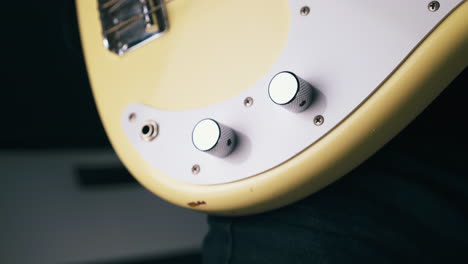 experienced bassist takes quarter-inch jack from guitar