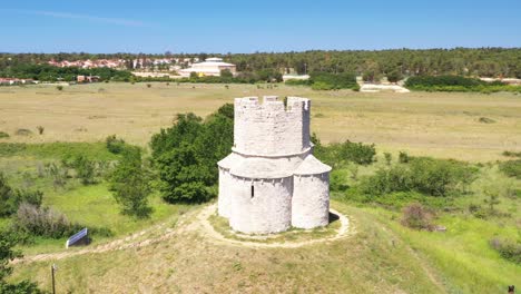 iglesia medieval de piedra de san nicolás (sveti nikola) del siglo xii cerca de nin, dalmacia, croacia