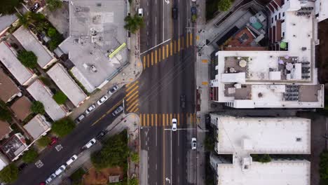 vista de pájaros drone disparó timelapse coches conduciendo en la autopista en américa