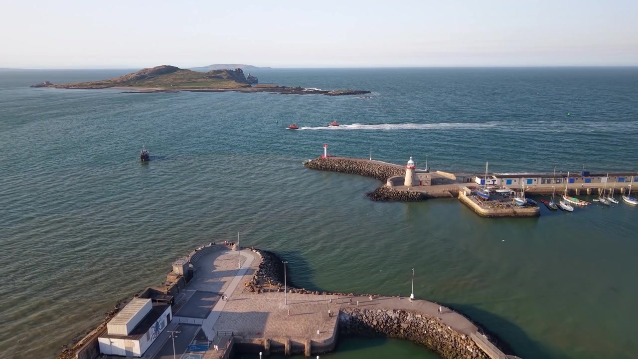 Splendida vista aerea al tramonto della Marina di Howth con faro, barche e paesaggio costiero