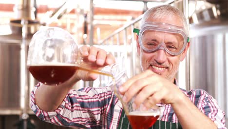 trabajador de la cervecería comprobando el producto