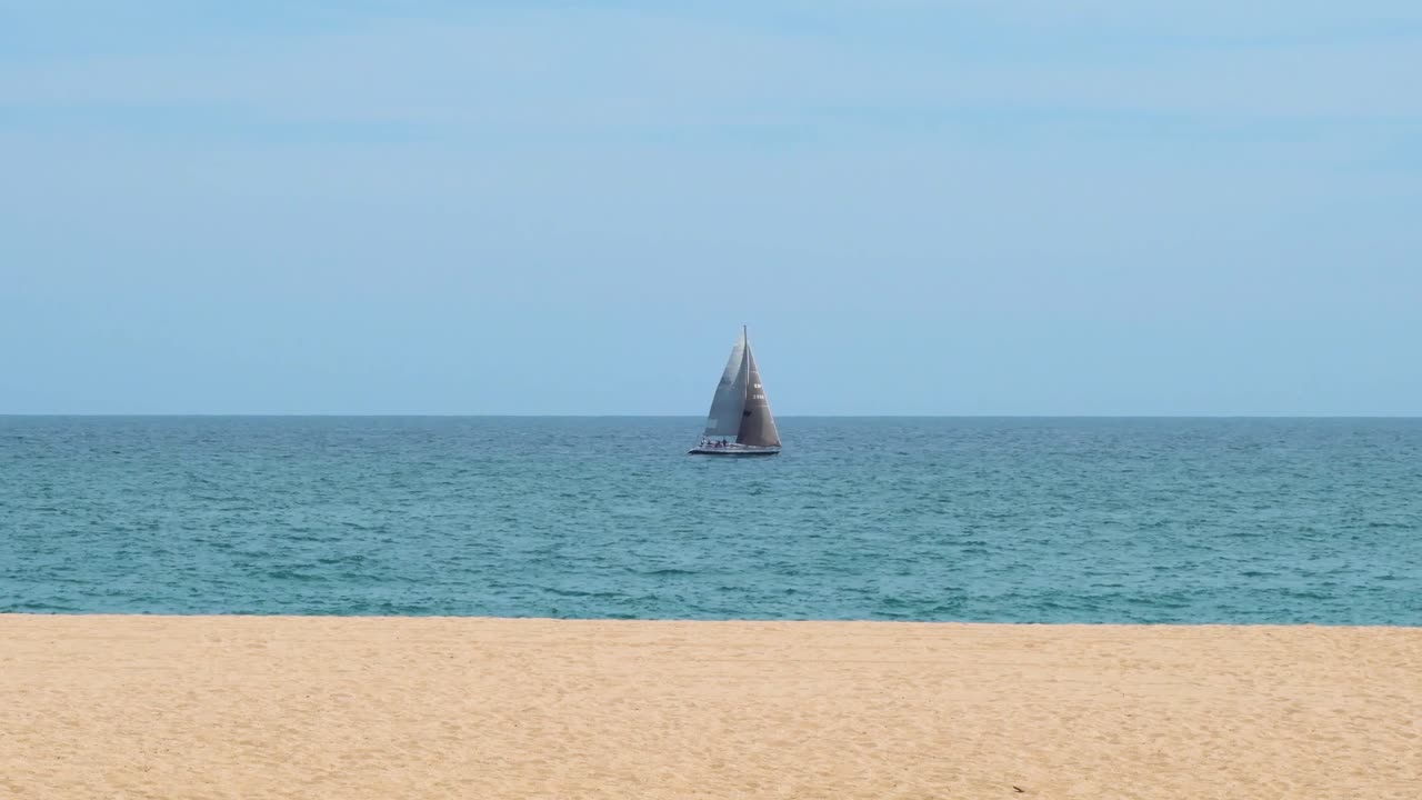 화창한 날 왼쪽에서 오른쪽으로 바다를 건너는 멋진 범선