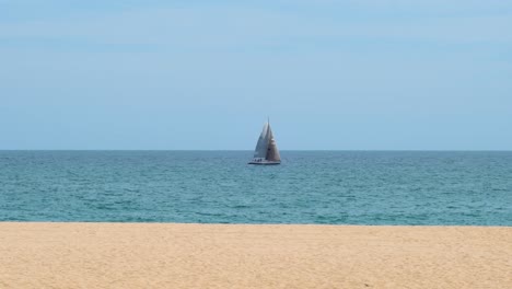 Bonito-Velero-Cruzando-El-Mar-De-Izquierda-A-Derecha-En-Un-Día-Soleado