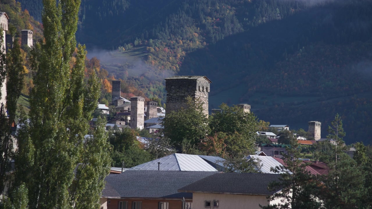 A Torre Svan eleva-se sobre a aldeia rural