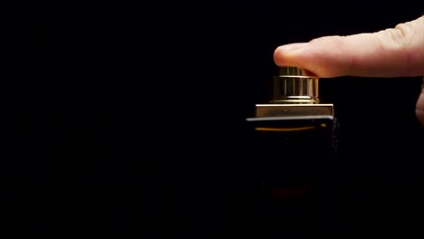 aplicación de perfume