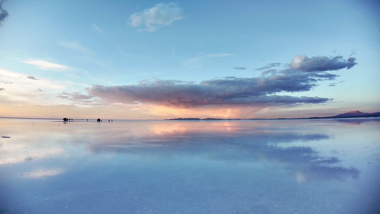 Salar de Uyuni Gün Batımında Fırtınalı Bulutlarla Ayna Etkisi - Bolivya