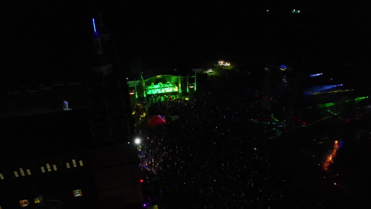 Filmato stock: Folla a un concerto cattolico, l'attenzione è sullo spettacolo di fuoco, la band è sfocata sullo sfondo.