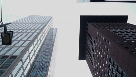 vista hacia arriba del rascacielos en la ciudad de frankfurt