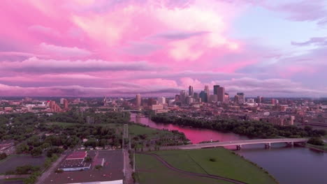 Mississippi-River-Mit-Skyline-Und-Sonnenuntergang-In-Der-Goldenen-Stunde