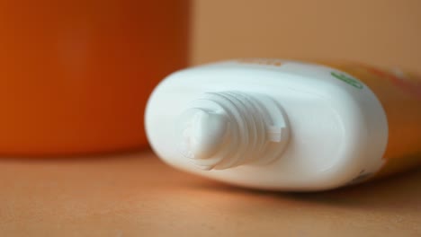 primer plano de un tubo de protector solar