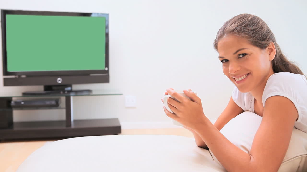 커피를 마시는 갈색 여자