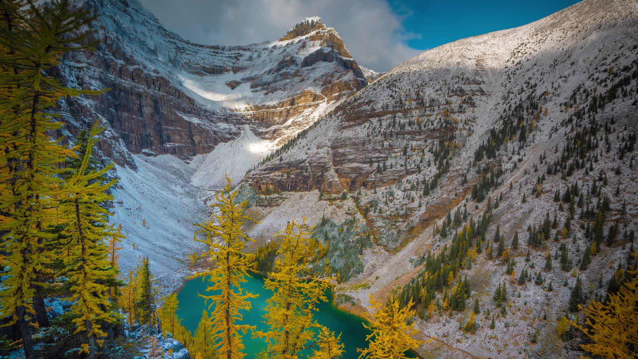 lapso de tiempo, nubes y sombras moviéndose sobre picos nevados, glaciares y lagos