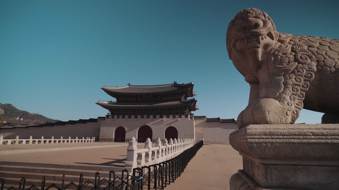 Porta Gwanghwamun del Palazzo Gyeongbokgung con statua in pietra