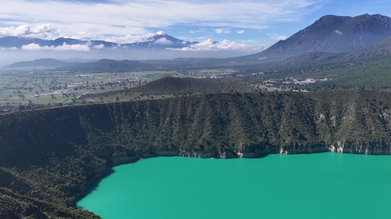 Video aereo di una laguna blu a Puebla, Messico