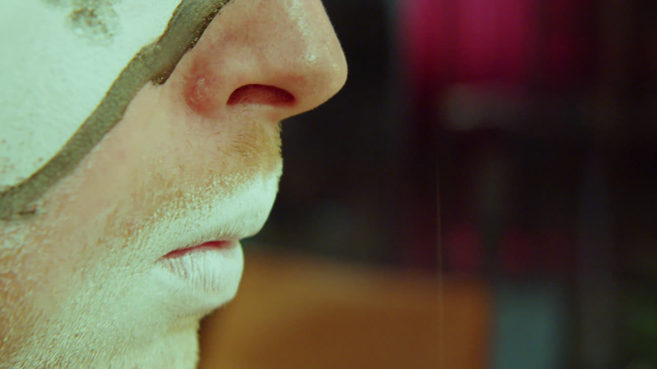 actor haciendo maquillaje de payaso