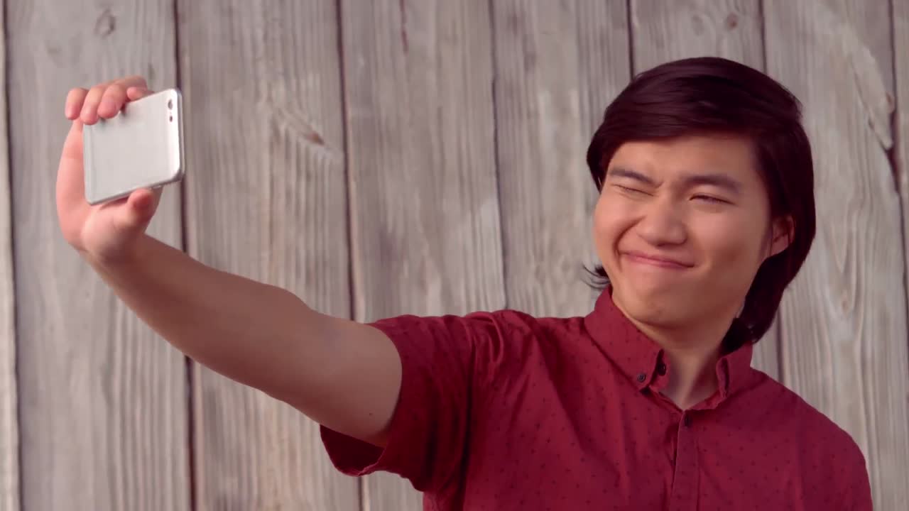 휴대폰으로 셀카를 찍는 행복한  ⁇ 스터