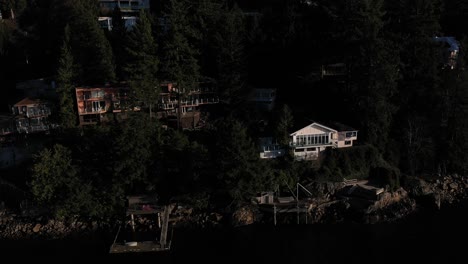 Vista-Aérea-De-Una-Cabaña-Junto-A-La-Costa-En-El-Oeste-De-Vancouver,-Columbia-Británica,-Canadá