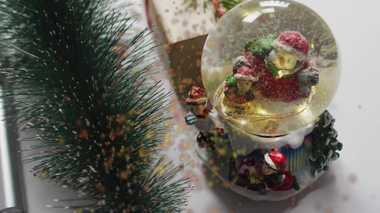 animación de la nieve cayendo sobre el globo de nieve de navidad y decoraciones