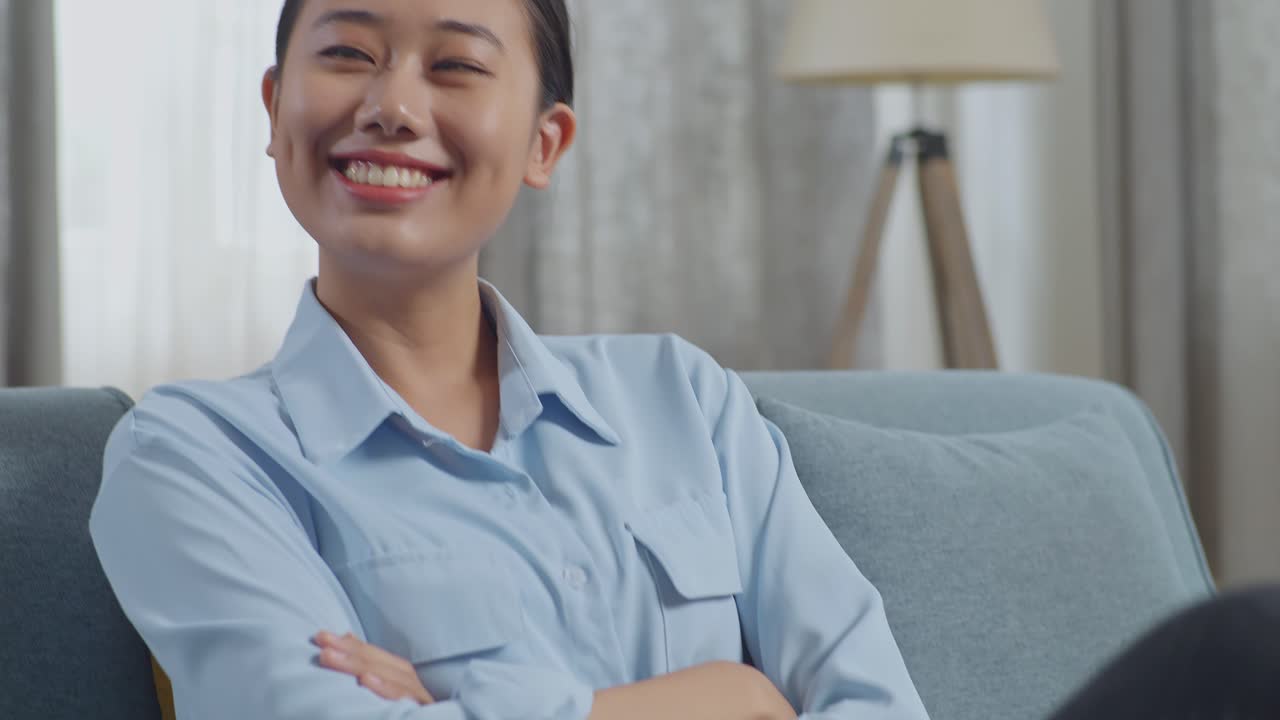 소파에 앉아 있는 행복한 여자