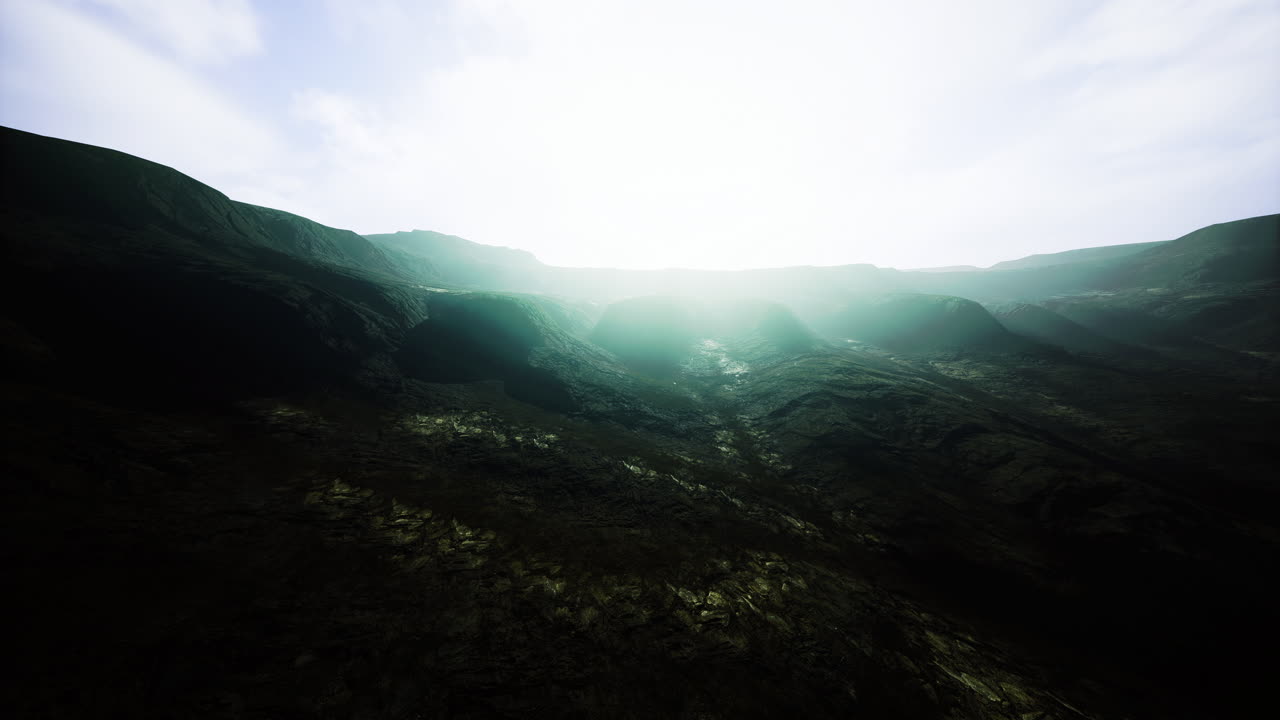 la luz del sol fluye a través de las montañas en un paisaje sereno de valle