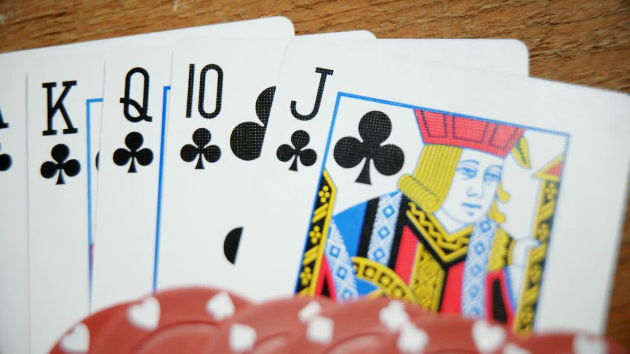 포커 테이블에 배열된 카드 4k