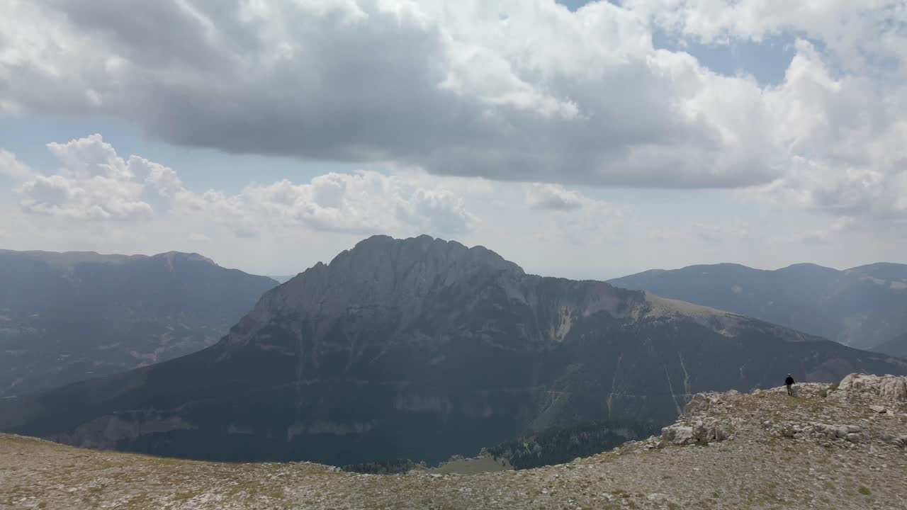 vista aérea de los prados y pasando por el acantilado para obtener una hermosa vista de la montaña pedraforca, en la cerdanya, catalunya 4k