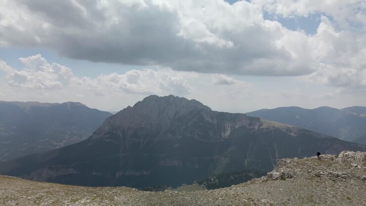 Vista aérea de los prados y sobrevolando el acantilado para obtener una hermosa vista de la montaña Pedraforca, en La Cerdanya, Cataluña 4k