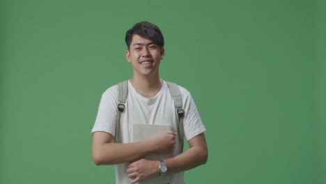 estudiante sonriente con libro de texto