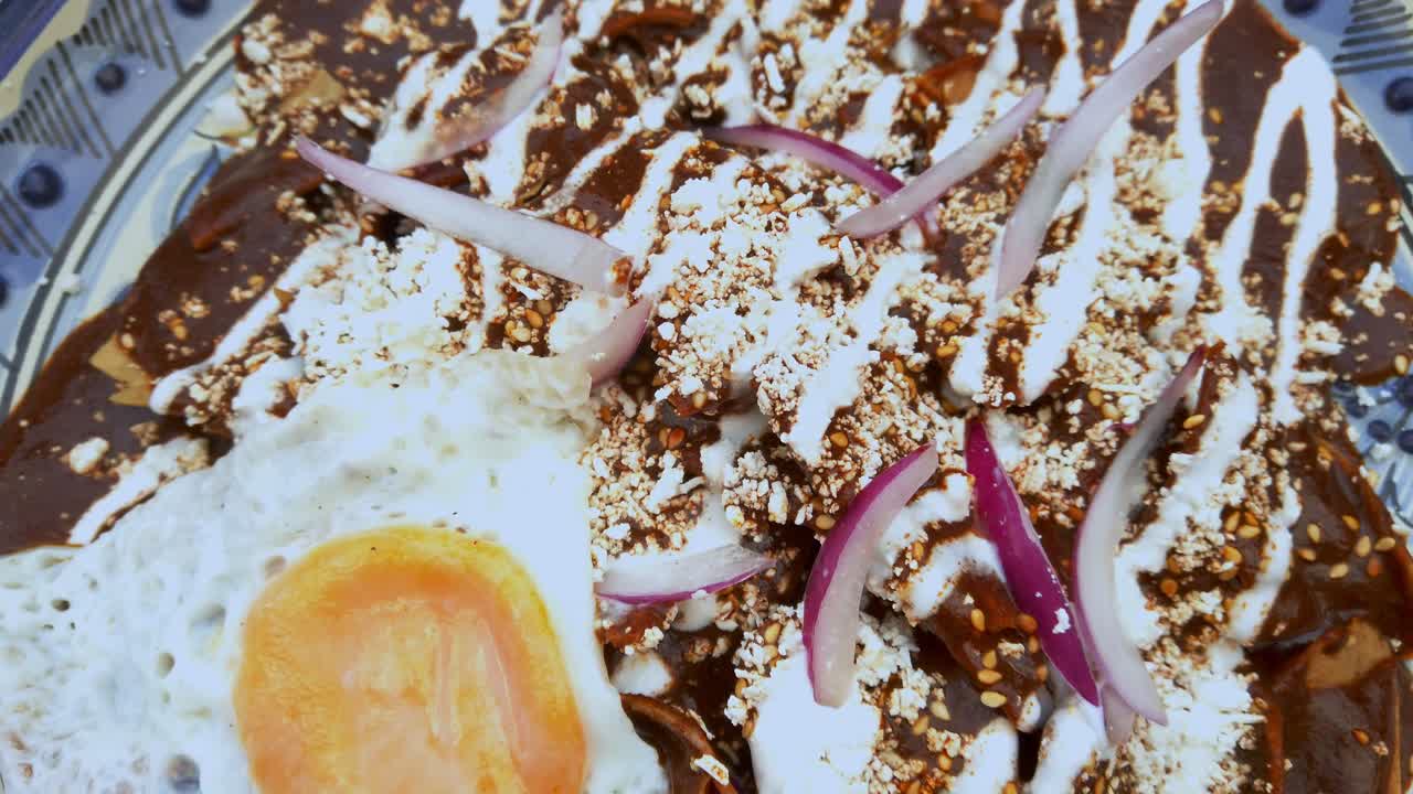 Piatto tradizionale messicano di mole con ingredienti vivaci e saporiti.