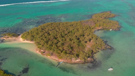 4K-Drohnenaufnahme-Einer-Kleinen-Insel-In-Der-Nähe-Von-Mauritius