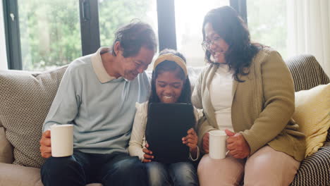 Niña-Pequeña-Uniéndose-Y-Viendo-Videos-Divertidos