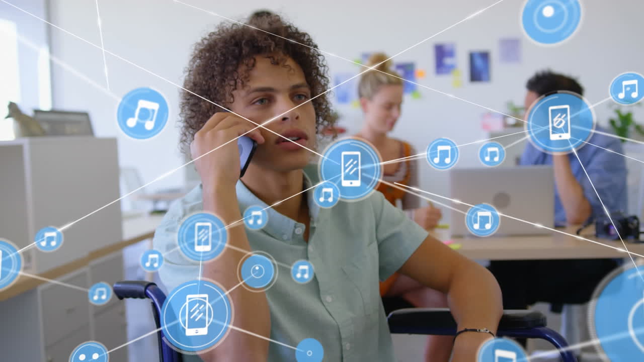 animación de una red de iconos digitales sobre un hombre biracial hablando en su teléfono inteligente en la oficina.
