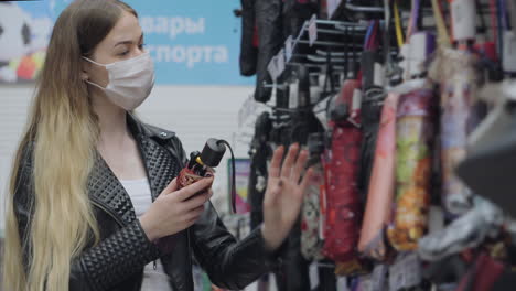 mujer comprando un paraguas en una tienda