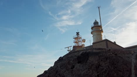 Mirando-Hacia-El-Faro-De-Cabo-De-Gata-En-La-Costa-Del-Mar-De-Alborán-En-Almería,-España