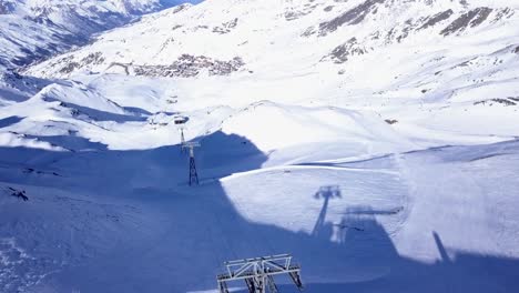 Volando-Sobre-Los-Cables-De-Las-Góndolas-En-Val-Thorens,-En-Los-Alpes-Franceses.