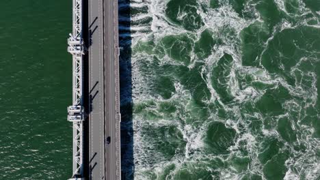 Impresionante-Vista-Aérea-De-La-Barrera-De-Marejada-Ciclónica-Scheldt-Oriental-En-Zelanda