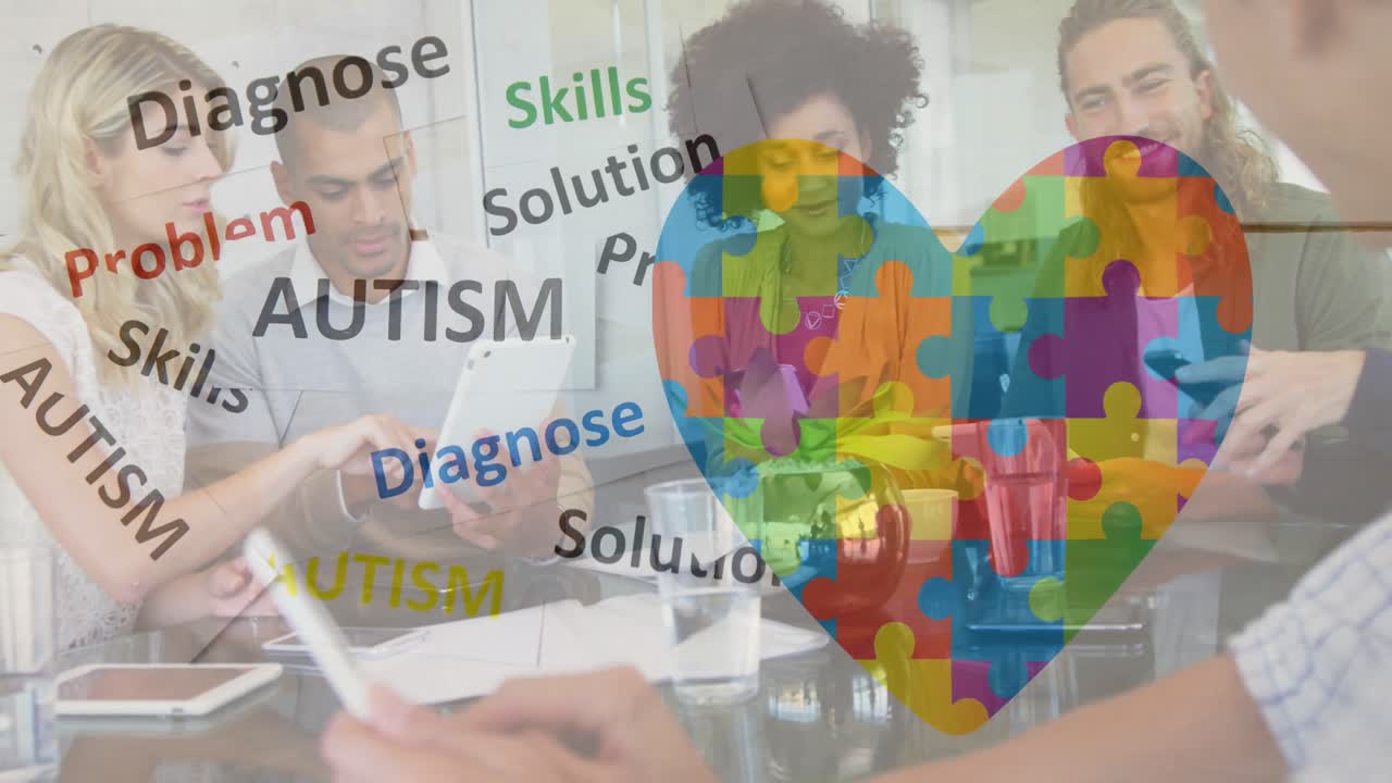 анимация красочных кусочков головоломки, аутичный текст над деловыми коллегами с электронными устройствами