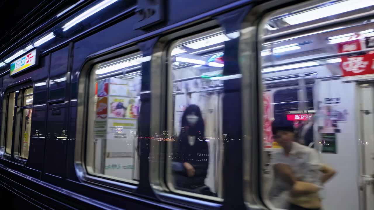 夜間走行中の地下鉄の側面図