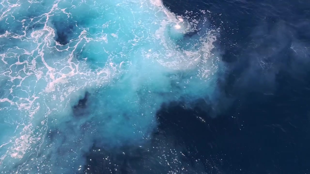泡立つダイナミックなターコイズブルーと青い海面