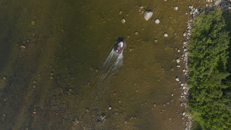 vista de pájaro de un bote de aire deslizándose río arriba en labrador, canadá