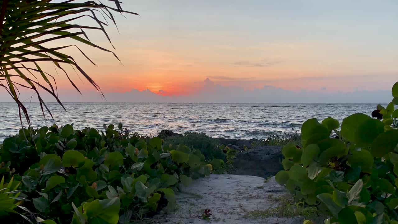 lapso de tiempo del amanecer sobre el mar caribe desde la playa de tulum