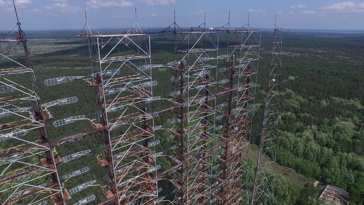 Luftaufnahme der massiven Duga-Radaranlage, ein Relikt des Kalten Krieges in der Sperrzone von Tschernobyl