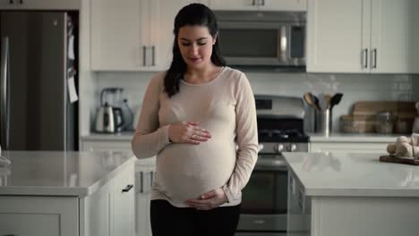 mujer embarazada en la cocina
