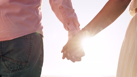 Playa,-Llamarada-Y-Puesta-De-Sol-Con-Una-Pareja-Sosteniendo