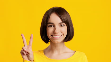 mujer sonriente haciendo un signo de paz