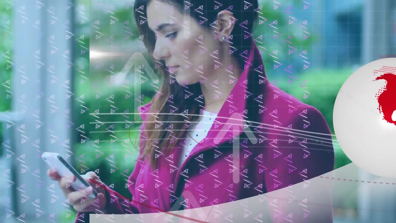 전 세계, 화살표 및 삼각형의 애니메이션이  ⁇ 드폰을 사용하는 백인 사업가 여성 위에 회전하고 있습니다.